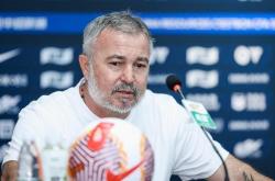 青岛黄海主教练战术反复，球队表现不稳定的简单介绍