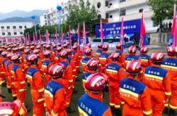 队员们在场上奋勇争先，力争一流成绩