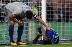 门柱救主！主队球门险些被客队扳平