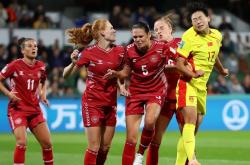 包含丹麦队在比赛中拼尽全力晋级下一轮的词条