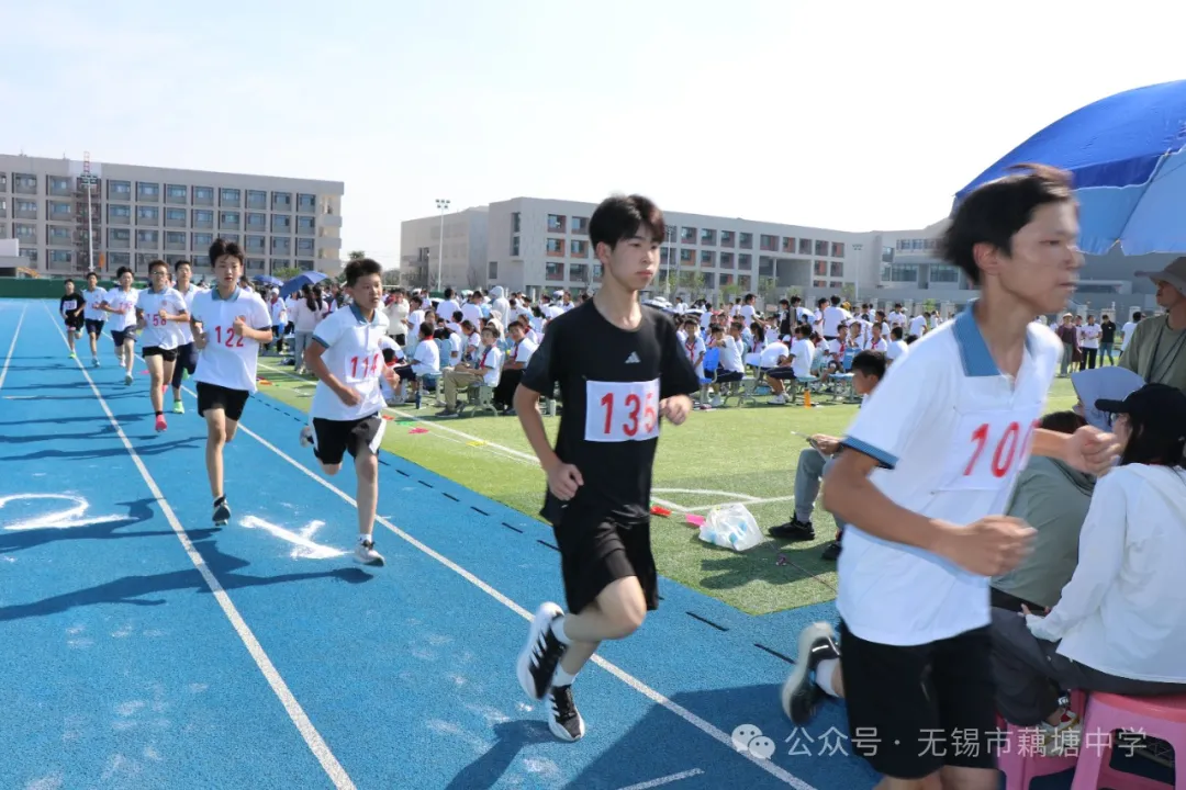 体育精神传递动力,运动场上展现风采 体育精神传递动力,运动场上展现风采