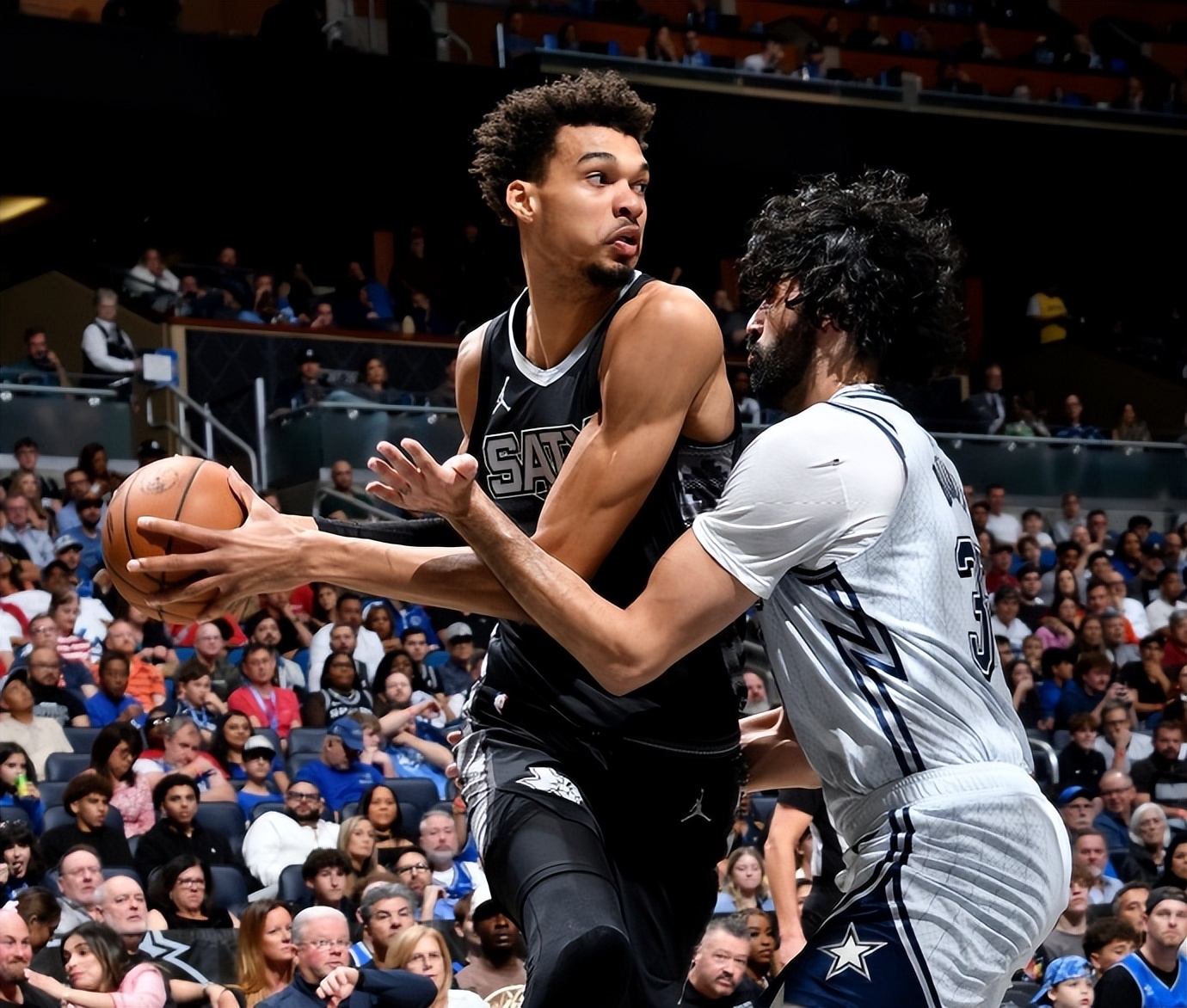 马刺险胜雷霆,连续向季后赛发起冲击 马刺险胜雷霆,连续向季后赛发起冲击