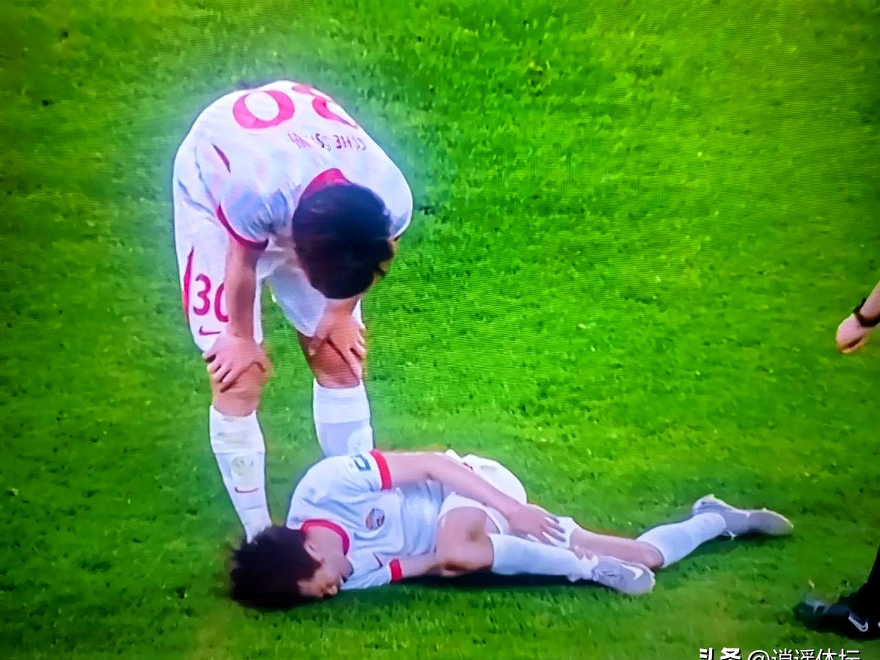 比赛中现诡异一幕,球员面对不同对手 比赛中现诡异一幕,球员面对不同对手