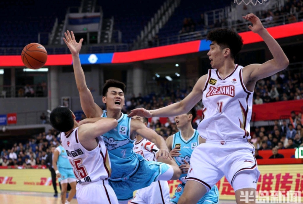 青岛黄海队员尽责,主场获得宝贵三分 青岛黄海队员尽责,主场获得宝贵三分