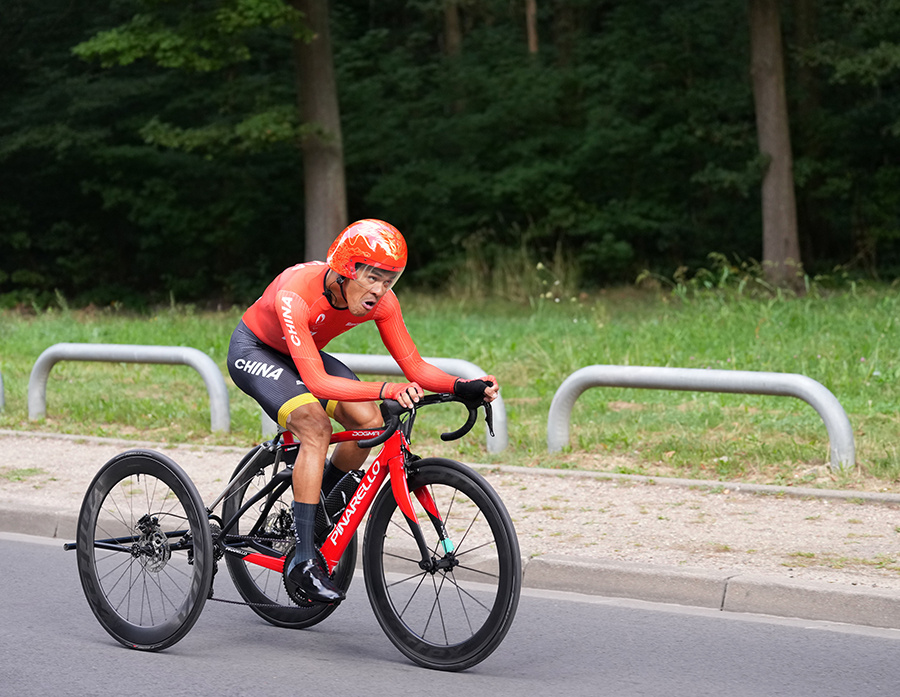 英勇拼搏:自行车选手雄姿表现 英勇拼搏:自行车选手雄姿表现