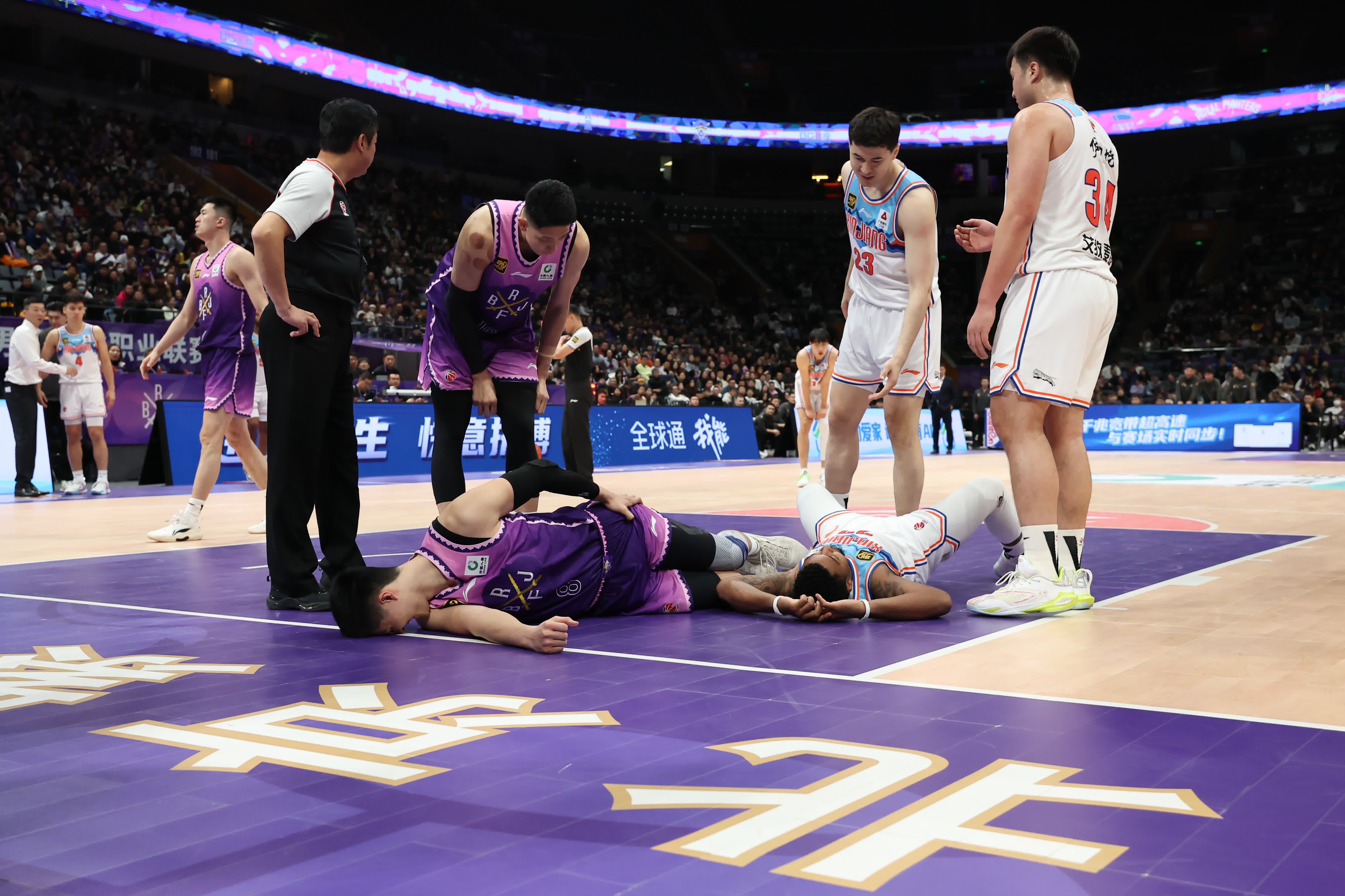 球队严阵以待,球员集体练习罚篮 球队严阵以待,球员集体练习罚篮