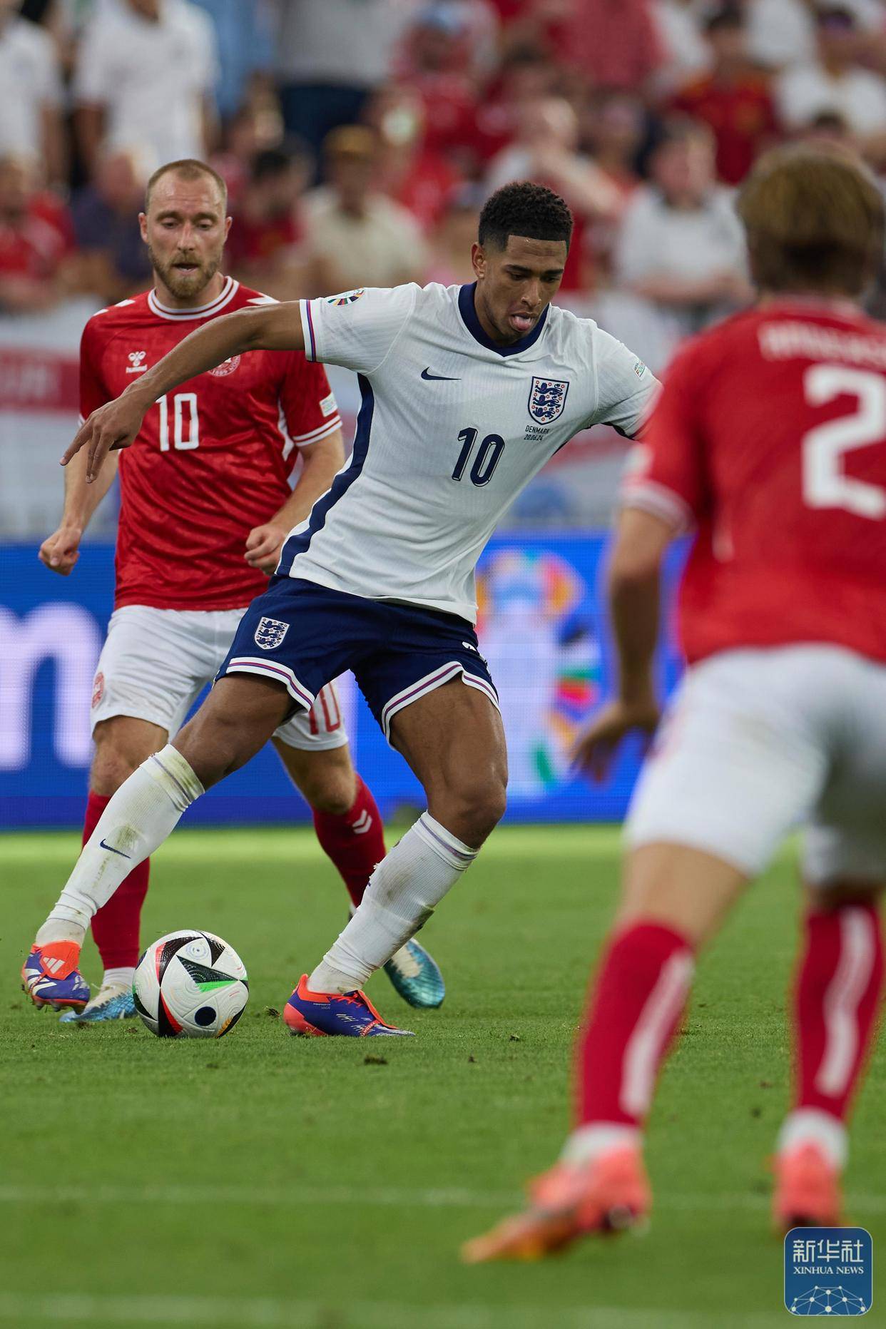 包含丹麦队在比赛中拼尽全力晋级下一轮的词条