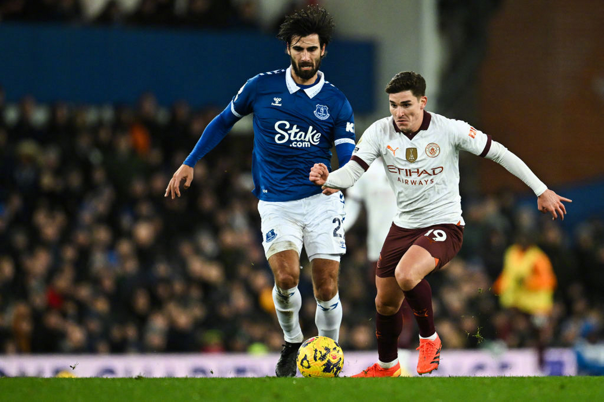 包含埃弗顿遭遇失利，球队士气低迷的词条