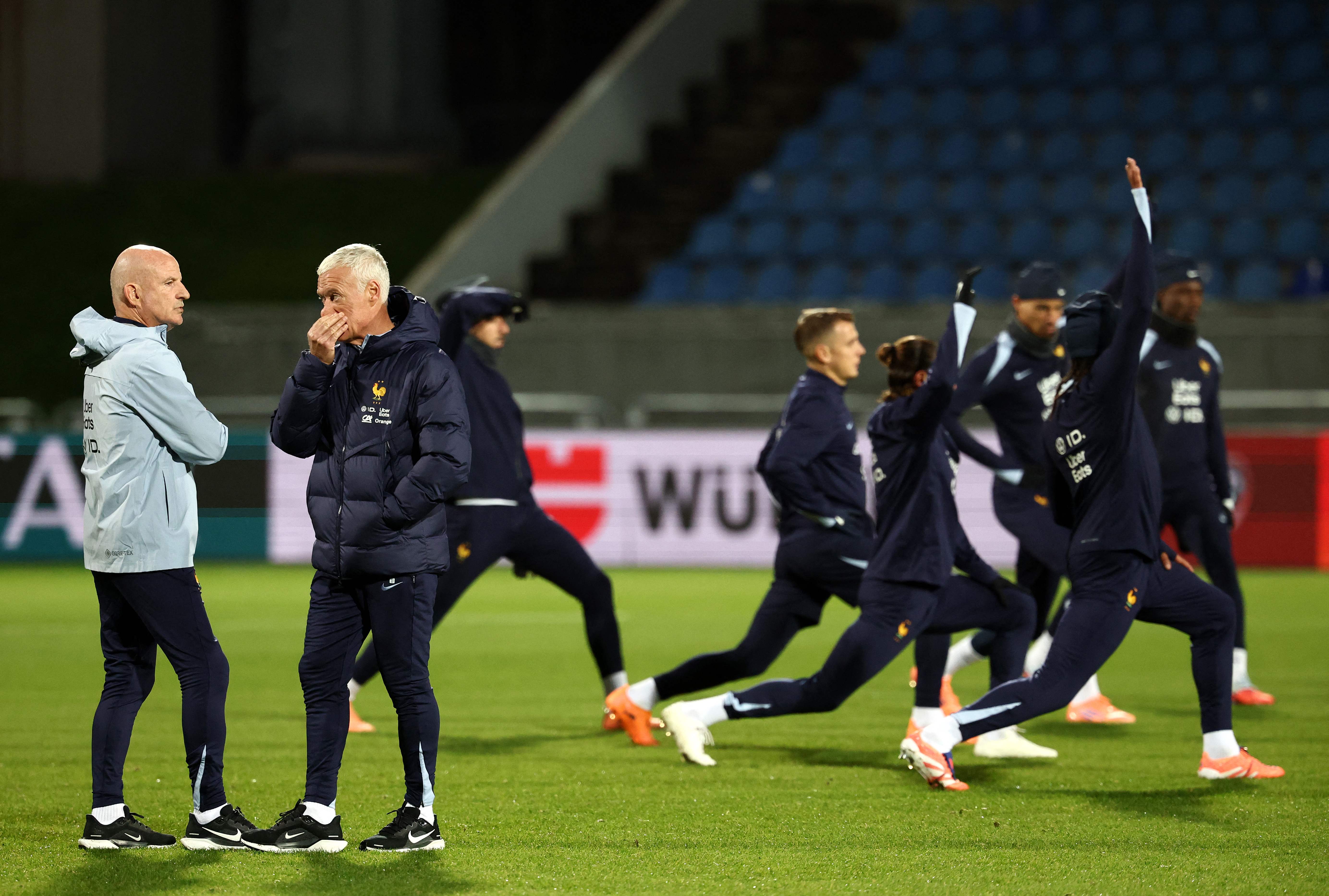 包含国际顶级球队状态低迷，球迷围绕关注的词条