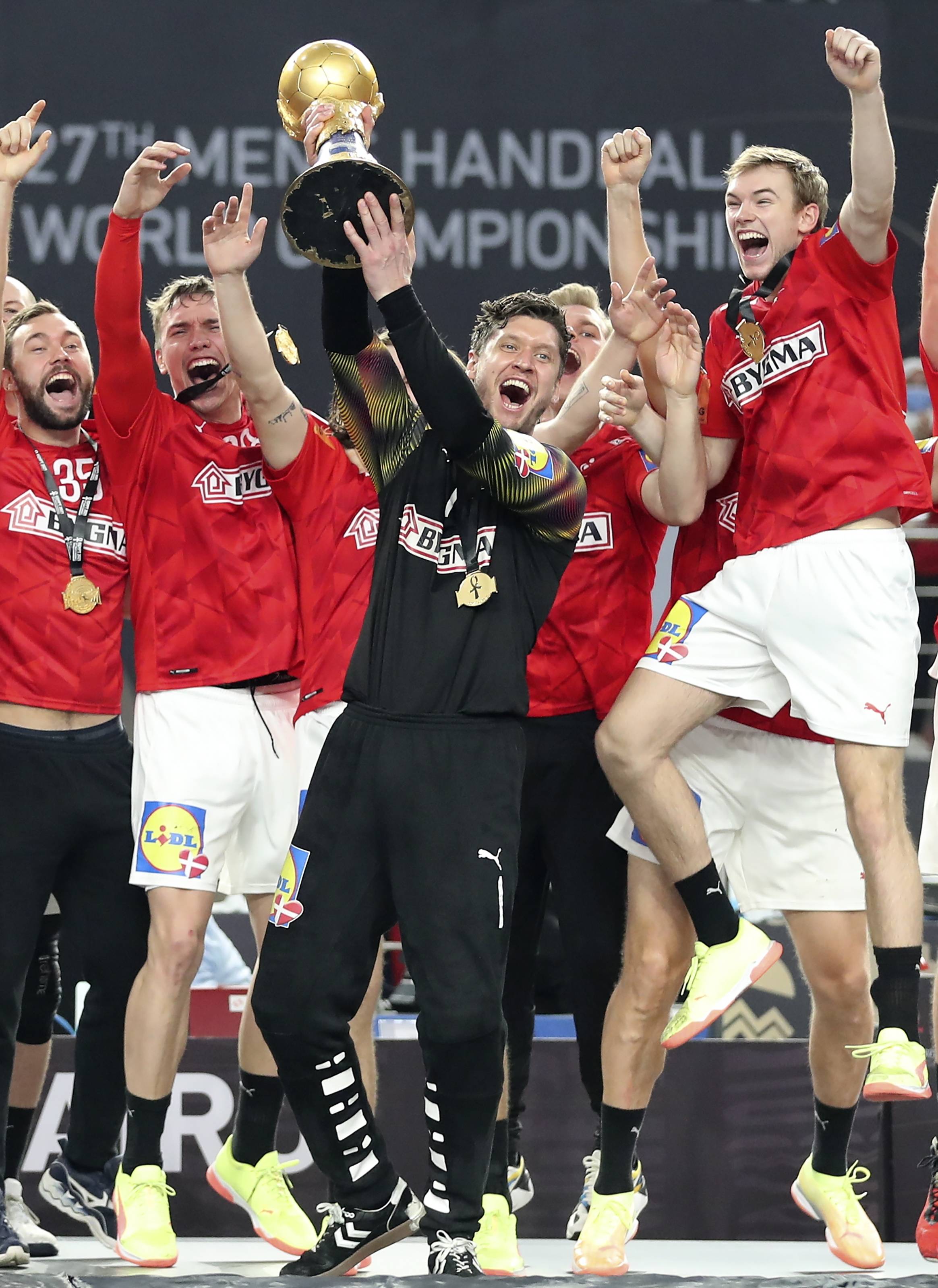 丹麦射击选手汉森在铅球比赛中斩获金牌